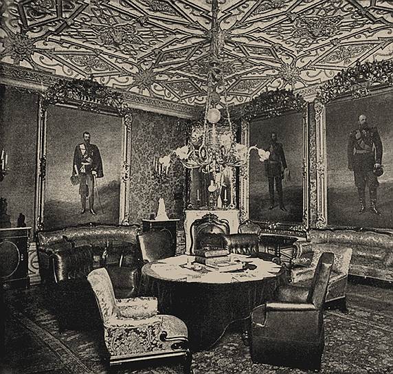 Английский клуб на Дворцовой набережной в Санкт-Петербурге поражал не только солидным фасадом, но и богатым внутренним убранством (на фото — портретная гостиная клуба, съемка 1910-х годов) 
