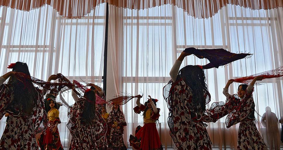 А это цыганки из табора репетируют танцевальный номер в Доме культуры, расположенном в соседнем поселении