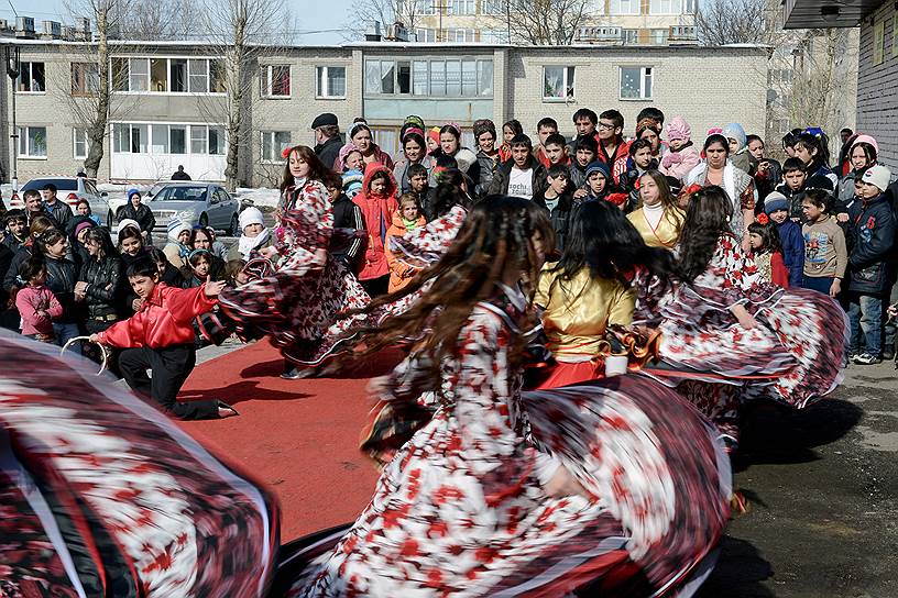 Помимо свадеб в Всеволожском районе широко отмечают и День цыган — в соседнем поселке, где Дом культуры