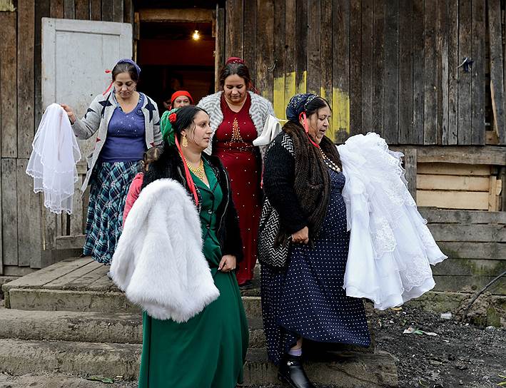 На цыганской свадьбе женщины большую часть дня гуляют отдельно