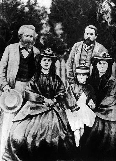 Карл и Женни Маркс с детьми и другом семьи Фридрихом Энгельсом. 1870 

