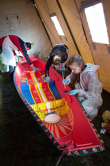 В празднике расписных лодок, прошедшем в Холуе в конце апреля, участвовали выпускники местного художественного училища, художники из Москвы, Иваново и соседнего города Южа