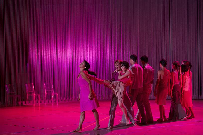 Балет &quot;Дождь&quot; (хореограф Анна Тереза Де Керсмакер) выстроен танцовщиками как непрерывная вариация на музыку Стива Райха
