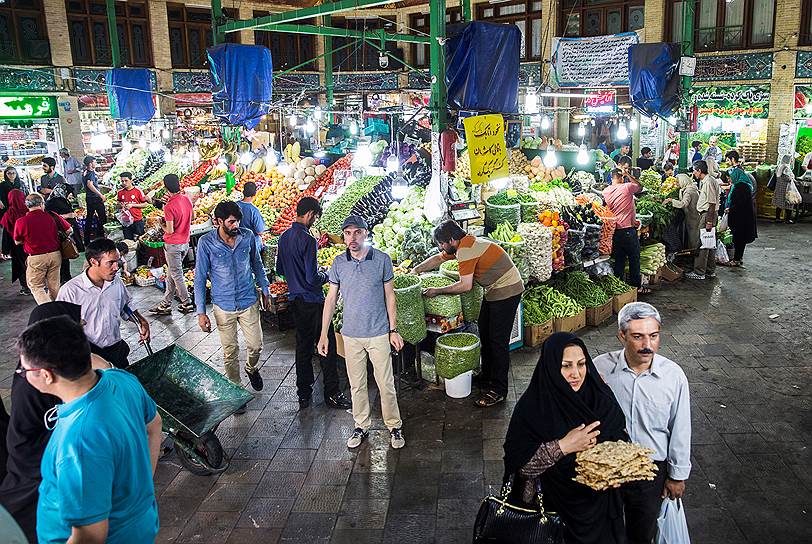 Весной на тегеранском рынке уже полно летних по российским меркам овощей и фруктов
