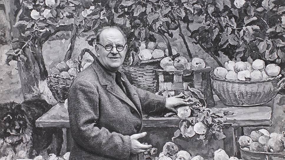 Петр Кончаловский на фоне своей картины «Яблоки».
Снимок был опубликован в журнале «Огонек» в 1947 году