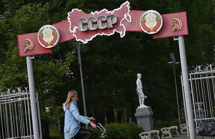 Небольшой городской парк десять лет назад превратили в «Сквер СССР», где стоит монумент красноармейцу Тутаеву, в память о котором город был переименован в советское время