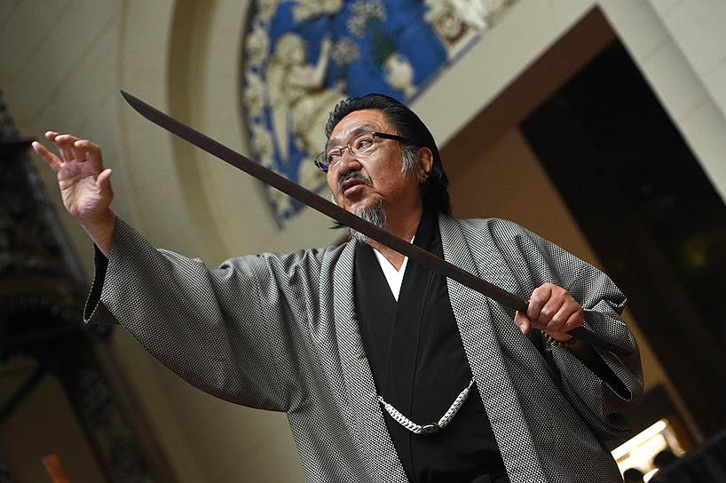 Каждый меч должен быть идеален и неповторим, напоминает мастер Фудзивара. Повинуясь древнему лозунгу эпохи Хэйан «Некрасивое — недопустимо», каждый мастер разбивает неудавшиеся клинки