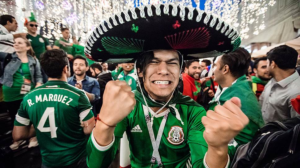 Футбольные фанаты из Мексики выделяются в толпе национальными головными уборами