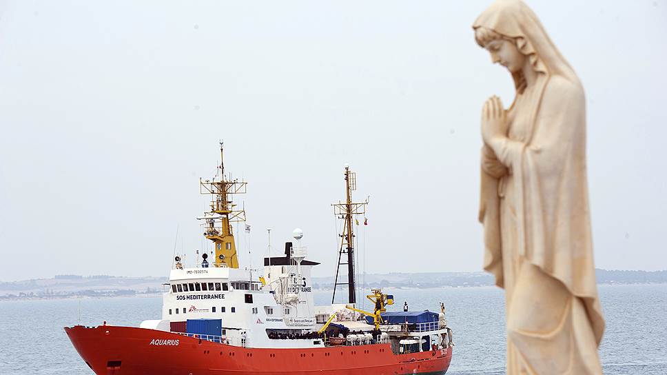 Корабль Aquarius на рейде Поццалло (Сицилия). Закрыв порты страны для приема беженцев, МВД Италии навязало пересмотр миграционной политики саммиту Евросоюза