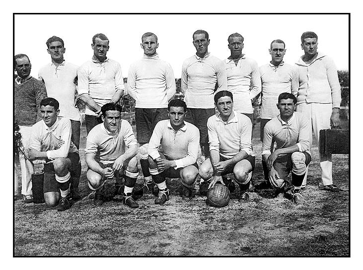 Так улыбались участники первого ЧМ по футболу (1930 год)
