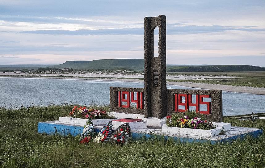 Памятник жертвам Великой Отечественной войны как напоминание о связи удаленного острова с Большой землей
