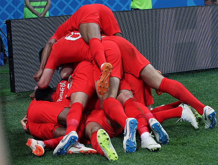 В группе G английская сборная (на фото — момент празднования гола) не без труда обыграла тунисцев. Против обеих команд была мошкара, аномально расплодившаяся в Волгограде, там проходила игра
