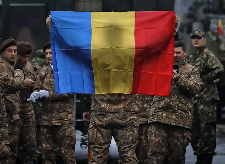 Фото на память в день парада. Будни демократии в Румынии менее праздничные
