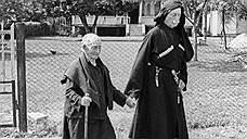 137-летняя Хфаф Лазурия гуляет со своим младшим сыном