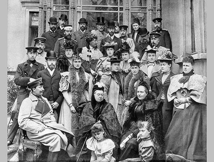 Николай II (второй слева) c супругой (третья слева) на встрече с английской родней по случаю 75-летия королевы Виктории