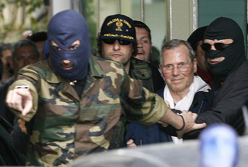 Когда в 2006-м был арестован Бернардо Провенцано (второй справа), возникла иллюзия: глава мафии за решеткой, а значит, мафия обезглавлена. Увы, с иллюзией пришлось расстаться…