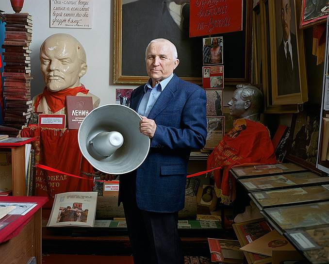 Создатель самодеятельного Музея прессы, журналист и художник Александр Косякин, с музеефицированным наследием тоталитарной пропаганды
