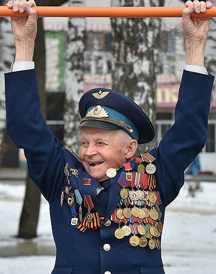Свой 95-летний юбилей ветеран встречает как обычно: с юмором и на турнике