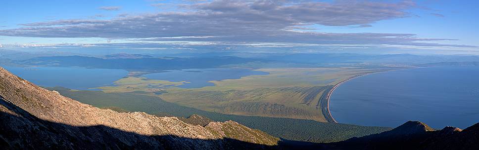Панорама с вершины полуострова Святой Нос. Слева направо: Чивыркуйский залив, озеро Арангатуй, Баргузинский залив