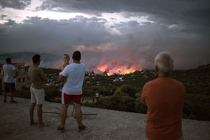 Греческая трагедия. Внизу горит порт Рафина, 25 км от Афин