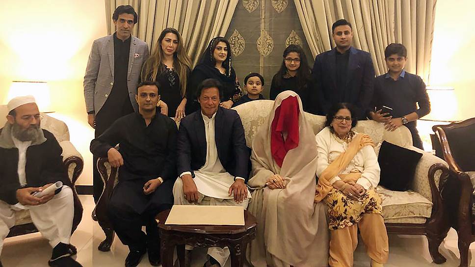 Будущий премьер Исламской республики Пакистан в новом семейном интерьере. Снимок с нынешней супругой, ставшей также его духовной наставницей, представлен партией Имрана Хана за полгода до выборов 