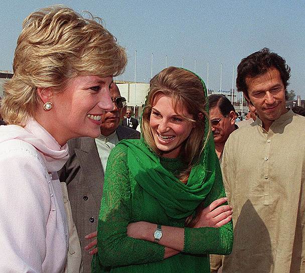 Старт политической карьеры чемпиона по крикету. Имран Хан с супругой Джемаймой, дочерью британского миллионера, приветствуют леди Ди в Лахоре