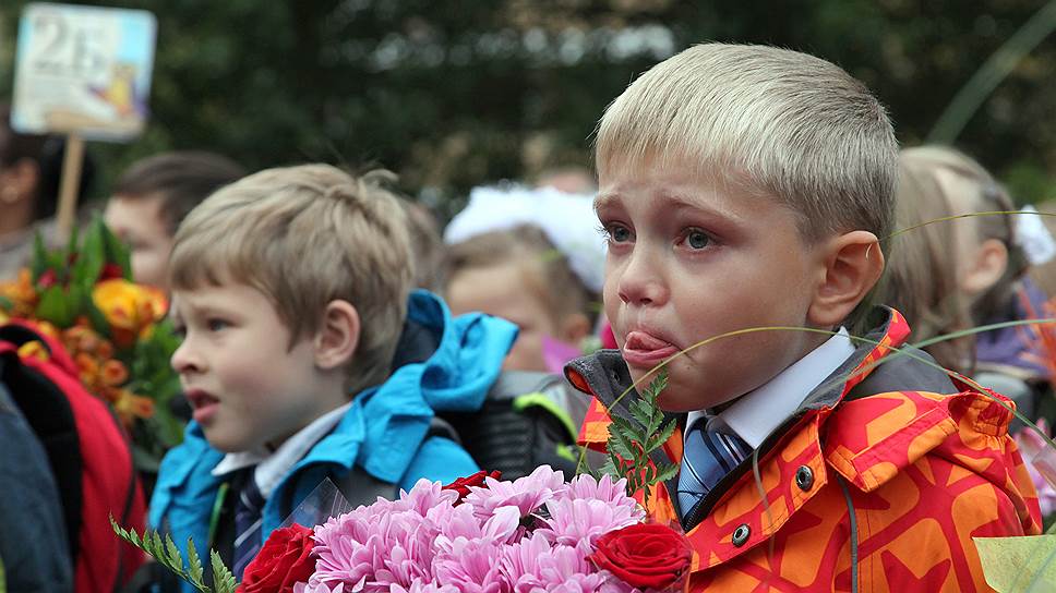 Мама собирает пенал в школу