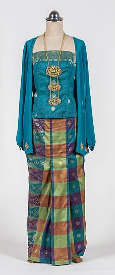 Женский свадебный костюм из шелка, расшитый золотой нитью (Малайзия, 1972 год), и другие традиционные малайские костюмы представлены на выставке «Золотой побег бамбука» в Музее Востока