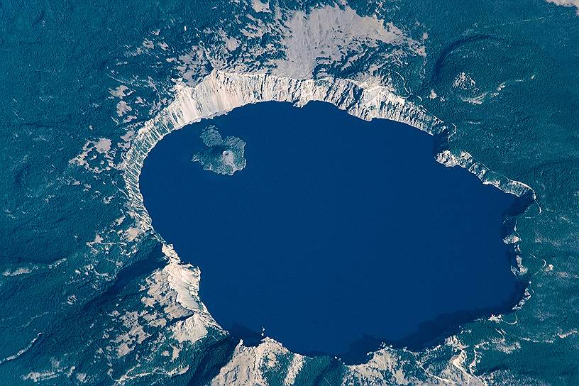 Вулканическое озеро Крейтер, США