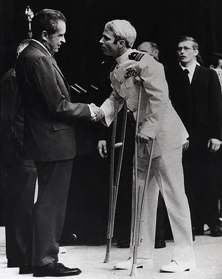 Вернувшийся из вьетнамского плена ветеран и президент США Никсон — с этого фото началась политическая карьера будущего сенатора