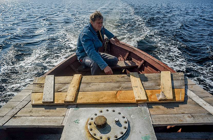 Мастер заготовительного участка на Малой Муксалме Евгений Акиньхов выходит в море на своем карбасе. Он может провести в море около пяти часов, срезая водоросли 