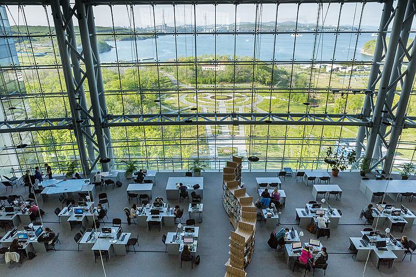 Вид на бухту Аякс из читального зала библиотеки ДВФУ здорово отвлекает от учебы 