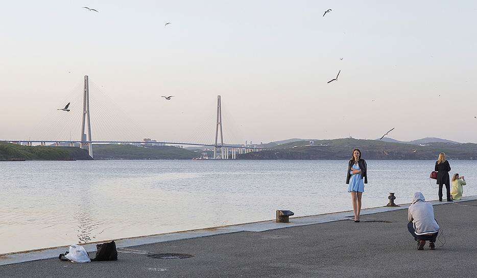 После занятий студенты ДФУ гуляют по университетской набережной, любуясь знаменитым мостом и маячащим вдали Владивостоком