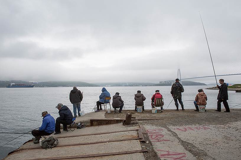 Местные жители могут любоваться мостом, например, когда рыбачат на пристани в поселке Поспелово 