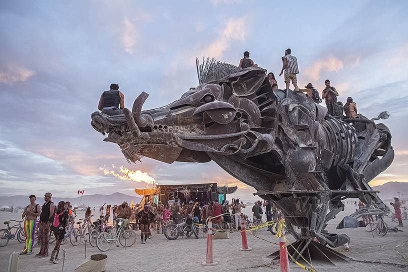 Burning Man можно назвать игровой площадкой для взрослых: арт-объекты здесь не только для осмотра, но и для взаимодействия
