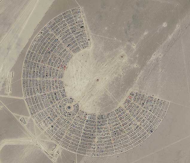 Так выглядел в этом году фестивальный город в пустыне Блэк-Рок. Через неделю от этого поселения в 70 тысяч жителей не останется и следа
