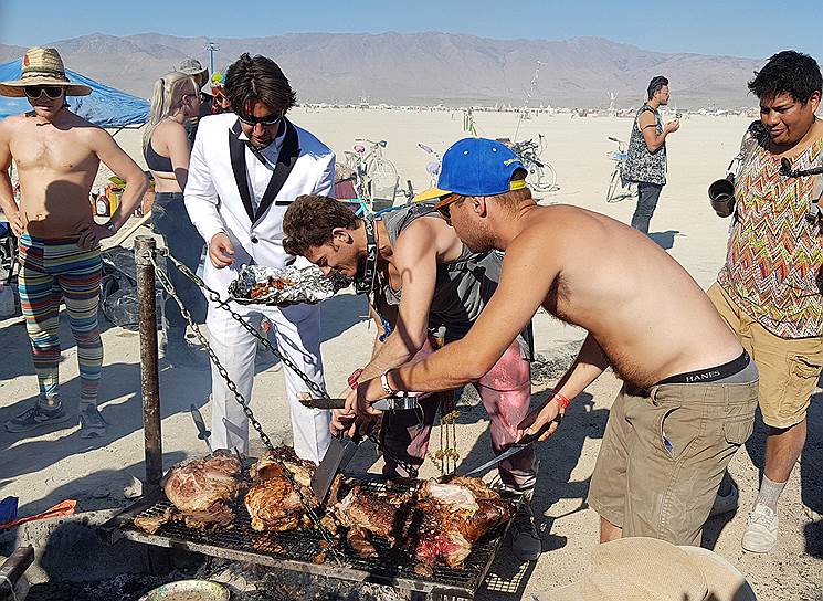 Каждый участник привозит в пустыню все необходимое, включая еду и воду. Но после фестиваля должен за собой все убрать
