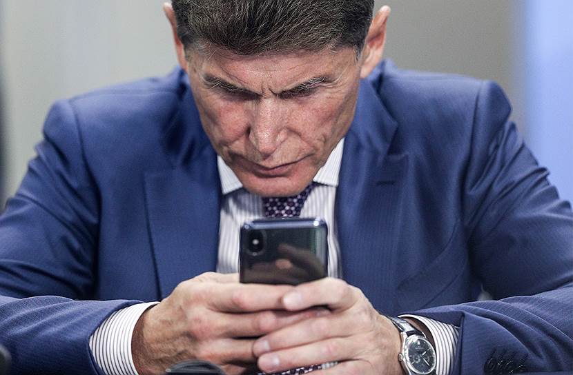 Олег Кожемяко, который теперь борется за доверие избирателей, только из сообщения в Instagram узнал, что мэр Владивостока увольняется по собственному желанию