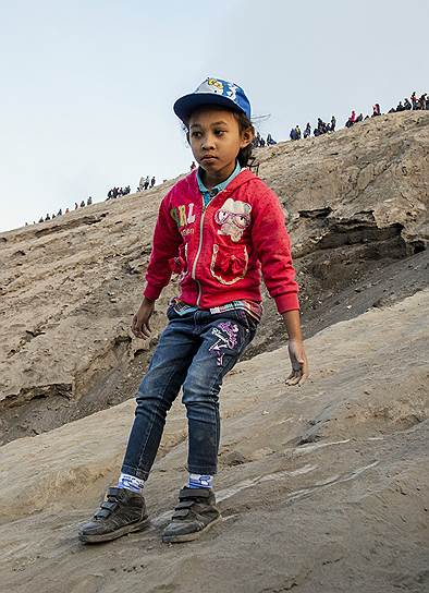 Чтобы не идти в толпе по лестнице, дети поднимаются и спускаются по склонам вулкана 