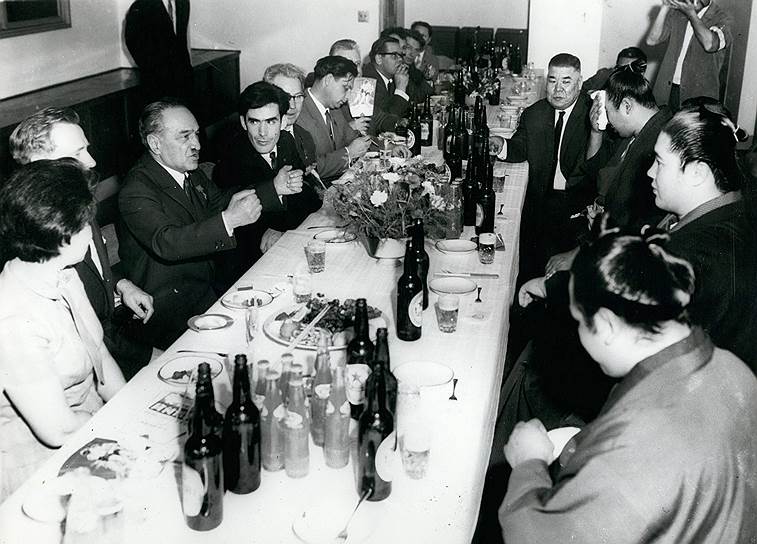 Советский политический деятель Анастас Микоян на встрече с борцами сумо. Токио, 1964
