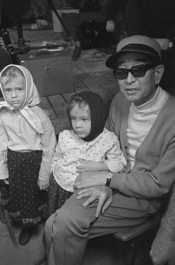 Режиссер фильма «Дерсу Узала» Акира Куросава с юными актрисами Таней и Ириной. 1975
