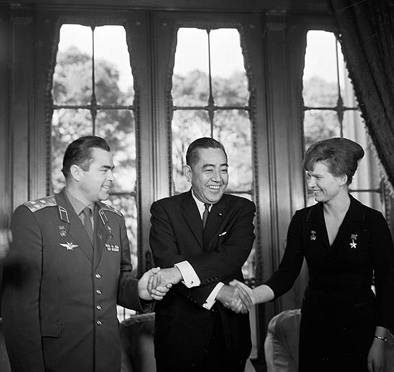 Летчики-космонавты Андриян Николаев (слева) и Валентина Терешкова во время встречи с премьер-министром Японии Эйсако Сато.1965
