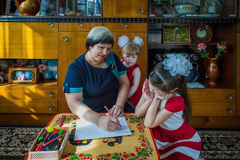 Светлана Рябкова, заслуженный мастер народных художественных промыслов: «Передаю опыт младшим внучкам, учу их рисовать. Дети — наше будущее»
