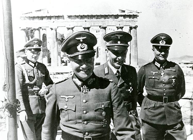 Немцы, как некогда персы, празднуют победу на фоне Акрополя. Афины пали в апреле 1941-го
