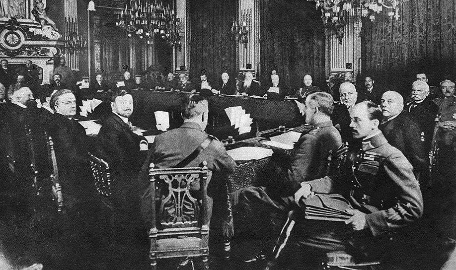 Союзные государственные деятели на заседании совета во время переговоров по Брест-Литовскому договору