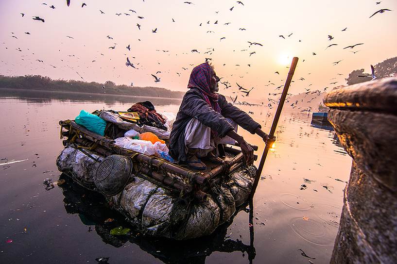 «Живущий на реке» (Ямуна-Гхат, 7 утра 5 ноября 2017 года). Ануч Медхави (Индия)