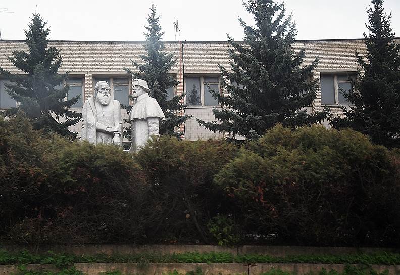 В Черни установлен единственный в мире памятник Толстому и Тургеневу. В этом уезде два писателя были соседями и действительно много общались