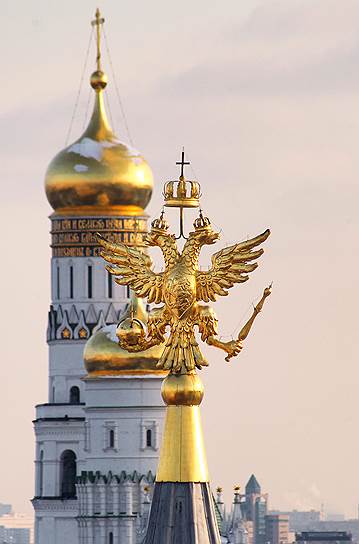 Золотые двуглавые орлы украшают шпили Исторического музея, а вот башни Кремля — по-прежнему с советскими звездами