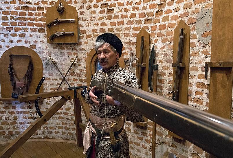Павел Козлов рассказывает о стрелковом оружии, которое использовали защитники Коломенского кремля в старину