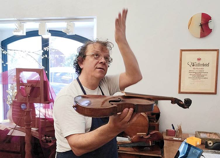 Арнольд Пош легко объяснит любому, как форма скрипки сказывается на ее звучании